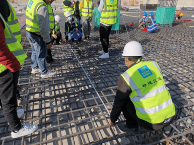 我院二期工程項目實訓樓圓滿封頂，技術服務精準護航